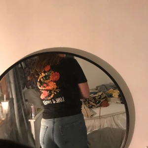 cool t-shirt med snyggt ryggtryck - T-shirt med minimalistiskt tryck fram och stort snyggt tryck på ryggen. Använd endast nåra få gånger så bra skick.