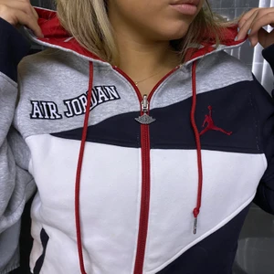 Nike vintage  - Intressekoll på min coola vintage Nike Jordan tjocktröja som inte går att få tag i längre, den är oversize på mig som har S och passar både kille och tjej, kund står för frakt!! Om många är intresserade så blir det budgivning i kommentarerna