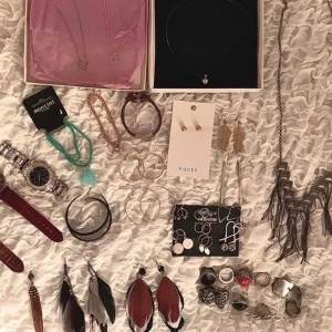 SMYCKEN  - En massa fina smycken som jag inte längre använder!  Antingen 150kr för allihopa, eller så kan man skriva om det är något speciellt smycke man vill ha och så kan vi diskutera pris i pm :)  Vill man ha tydligare bilder på något så är det bara att fråga! Edit: Flera smycken är köpta, se på sista bilderna vilka. 