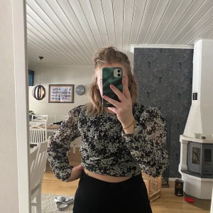 Blommig Zara blus  - En blommig blus från Zara. Använd en gång. Nypris 499kr 