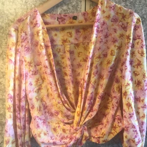 Blus kjol  -  passar 36/38. Blus från bikbok . Frakt varierar 