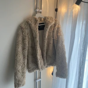 Teddyjacka Vero Moda - Jätteskön teddyjacka från Vero Moda! Den är i jättebra skick och knappt använd. Sälja pga den inte kommer till användning. Storleken skulle passa XS-M. (220kr för jackan och frakt)