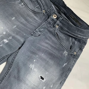 Dondup Jeans ’George’ - Säljer ett par Dondup Jeans i storlek 29 (midja) av modellen George. Säljes pga att dem är för små för mig helt enkelt. Dem ser helt oanvända ut.