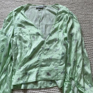 Ganni blus  - En underbar Silk stretch satin blus knappt använd, passar S/M beroende på passform, inga returer! 