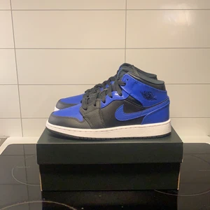Nike air Jordan 1 hyper royal - Jordan 1 mid ”Hyper Royal”. Finns i alla storlekar mellan 36-40. Skorna är äkta och kvitto finns på samtliga par. Jag kan frakta skorna emot ett pris på 99kr styck. 