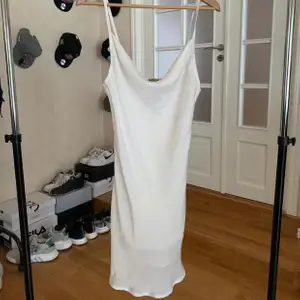 Supersnygg klänning i silkesimitation. Använd 1-2 gånger Max. Strl M 