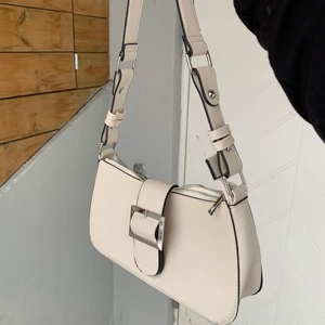 Väska  - säljer denna supersöta väska för 125kr inklusive frakt💕 använd 2 gånger men inga skador