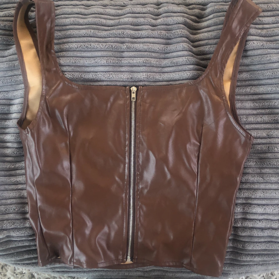 Brunt fakeläder-linne  - 90