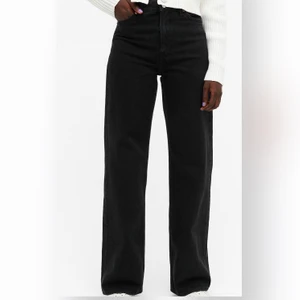 Straight jeans från Monki - Jättesnygga raka jeans från monki. Använda max 10 gånger. Nypris var 400kr men säljer för 190r. Storlek 25💞🌸
