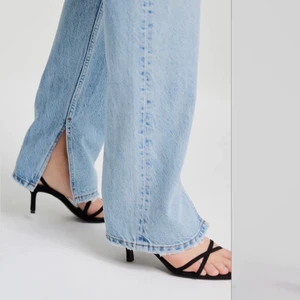 Jeans med slits från ginatricot - Blåa jeans med slits från ginatricot av nicki studios. Hål i vänster ben. Skriv om du är intresserad av att se fler bilder