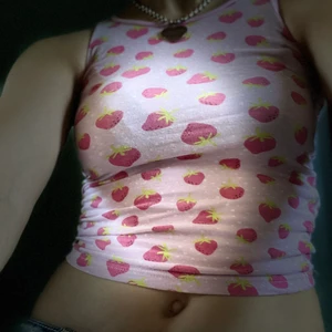 Strawberry babytee - Stawberry babytee linne 🍓💕.                                                        såå sött till sommaren storlek från xs till medium men stretchig är den.                                                                       Skriv för mer bilder💕