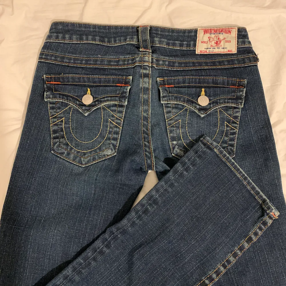 True Religion jeans köpta på sellpy. Sjukt snygga! men passade tyvärr inte mig. Strl 27 men skulle säga att de är mindre i storleken. Jätte bra skick!. Jeans & Byxor.
