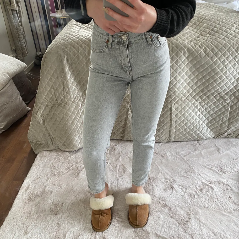 Raka men tighta jeans i mom-fit från Mango. Såå fin grå färg🖤 Jag är 162cm (köparen står för eventuell frakt). Jeans & Byxor.