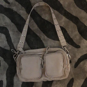 Väska - Väska från gina aldrig använd så den är i jätte bra skicka