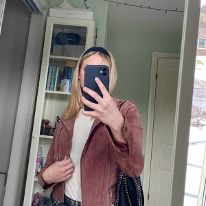 Vårjacka - Assnygg mockajacka från Veromoda perfekt till våren och sommaren. Då jag har för många jackor är den sparsamt använd och i nyskick, köpt för 700.