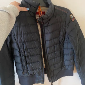 Parajumper dam jacka - Sååå snygg parajumper jacka, ser helt ny ut. Köpt på Nk nyligen för 4000. Jättesnygg passform och perfekt till våren💕💕💕 äkta såklart och scankod