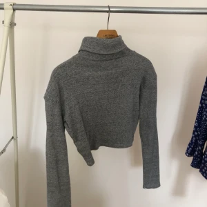 Magkort polo  - Magkort grå polo. Står det är en M men sitter nog lite tightare då. Jag är en S Och tycker den sitter lagom på mig.  