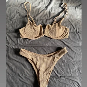 Beige bikini - Endast testad med underkläder, jättefin beige färg i storlek S. Snygg i rumpan och det är inga fel på bikinin utan tycker bara inte att passar min kropp🤍 frakt tillkommer 48kr (130g)