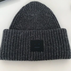 Acne mössa - Säljer denna helt oanvända acne mössa! Frakt tillkommer på 48kr. Tar swish.
