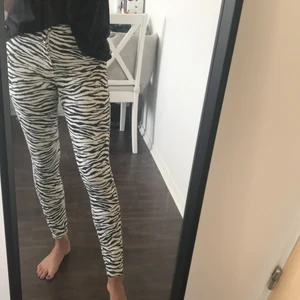 Jeans i zebramönster - Byxor från Zara i storlek 34🦓