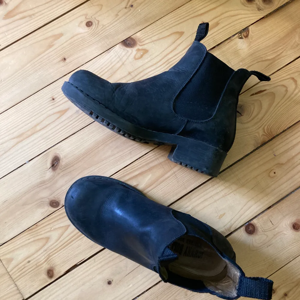 Chelsea boots från Johnny Bulls i storlek 37! Använda under en vinter och därmed inte i nyskick, men fortfarande fräscha! Säljer dem vidare då de inte är min stil. Köparen står för frakt!. Skor.