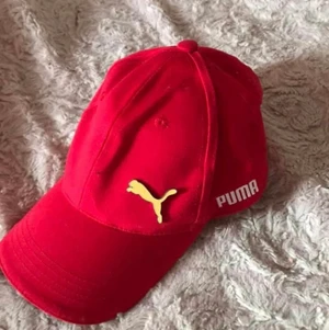 Röd puma keps - Aldrig använd. Hämtas i Hagaström Gävle. 