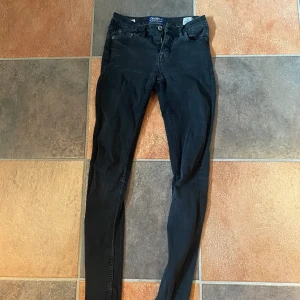 Svarta skinnyjeans - Ett par svarta skinnyjeans som tyvärr är alldeles för små för mig, från Crocker så väldigt bra kvalité💕 Är på gränsen till lågmidjade💗
