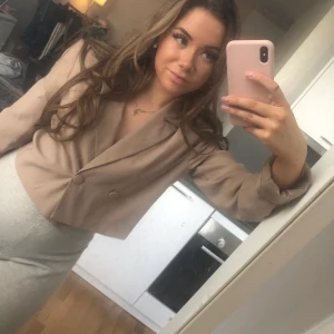 Cropped blazer - Cropped kavaj. Aldrig använd, bara testad men kommer tyvärr inte till användning. Köpt för 500kr. Storlek 36 men skulle säga den passar 34-38 beroende på hur du vill den ska sitta 💕