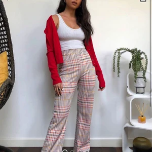 Byxor från Asos - Rutiga byxor från asos. Använt några fåtal gånger och är i gott skick. Är i stl 40 men är lite mindre i storleken så skulle även passa 38💕