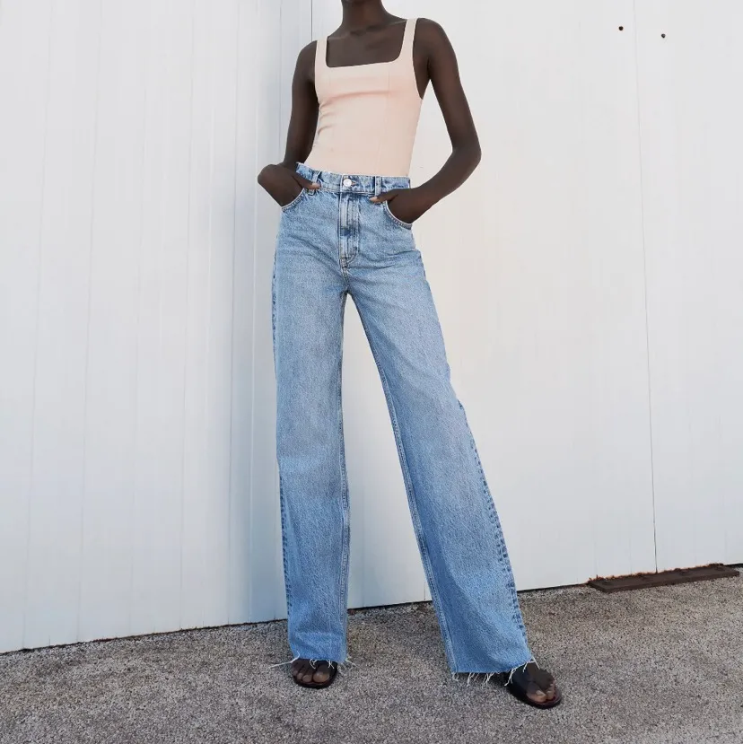 Superfina jeans både svarta och blå!  inte använda fler än 2 gånger, så båda är i nyskick! Skriv för fler bilder eller frågor💖 150 kr styck ❗️❌DOM BLÅ ÄR SÅLDA❌❗️. Jeans & Byxor.