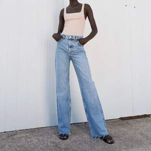 Superfina jeans både svarta och blå!  inte använda fler än 2 gånger, så båda är i nyskick! Skriv för fler bilder eller frågor💖 150 kr styck ❗️❌DOM BLÅ ÄR SÅLDA❌❗️