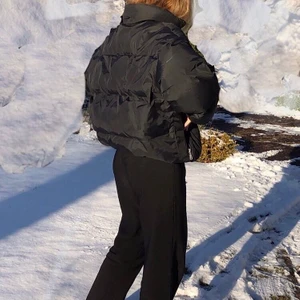 Italiensk Dunjacka - Oversized vinterjacka i äkta dun från Mc. Ross. Lite sliten men absolut i okej skick. Det finns resår i midjan för att ändra passformen. Möts i Stockholm annars står du för frakt, hör av dig vid frågar!