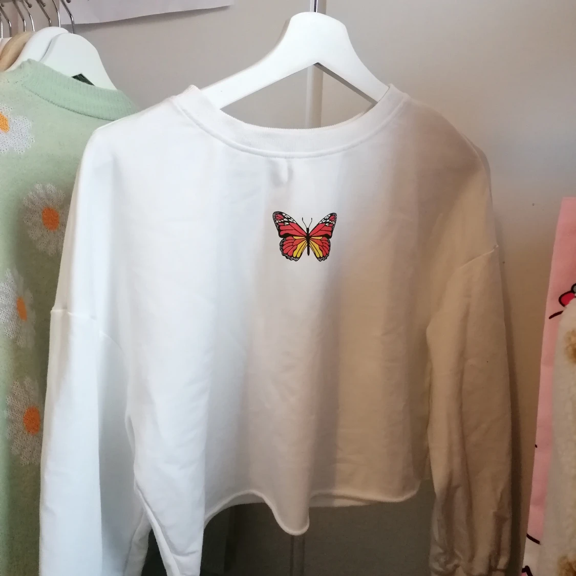 Vit croppad fjärilströja