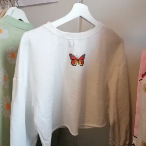 Vit croppad fjärilströja  - Storlek S-M,. I bra skick. Är lite genomskinlig men det märks knappt. 