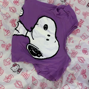 Kort snobben tröja  - Lila barn tröja men går jättebra att användas som magtröja.