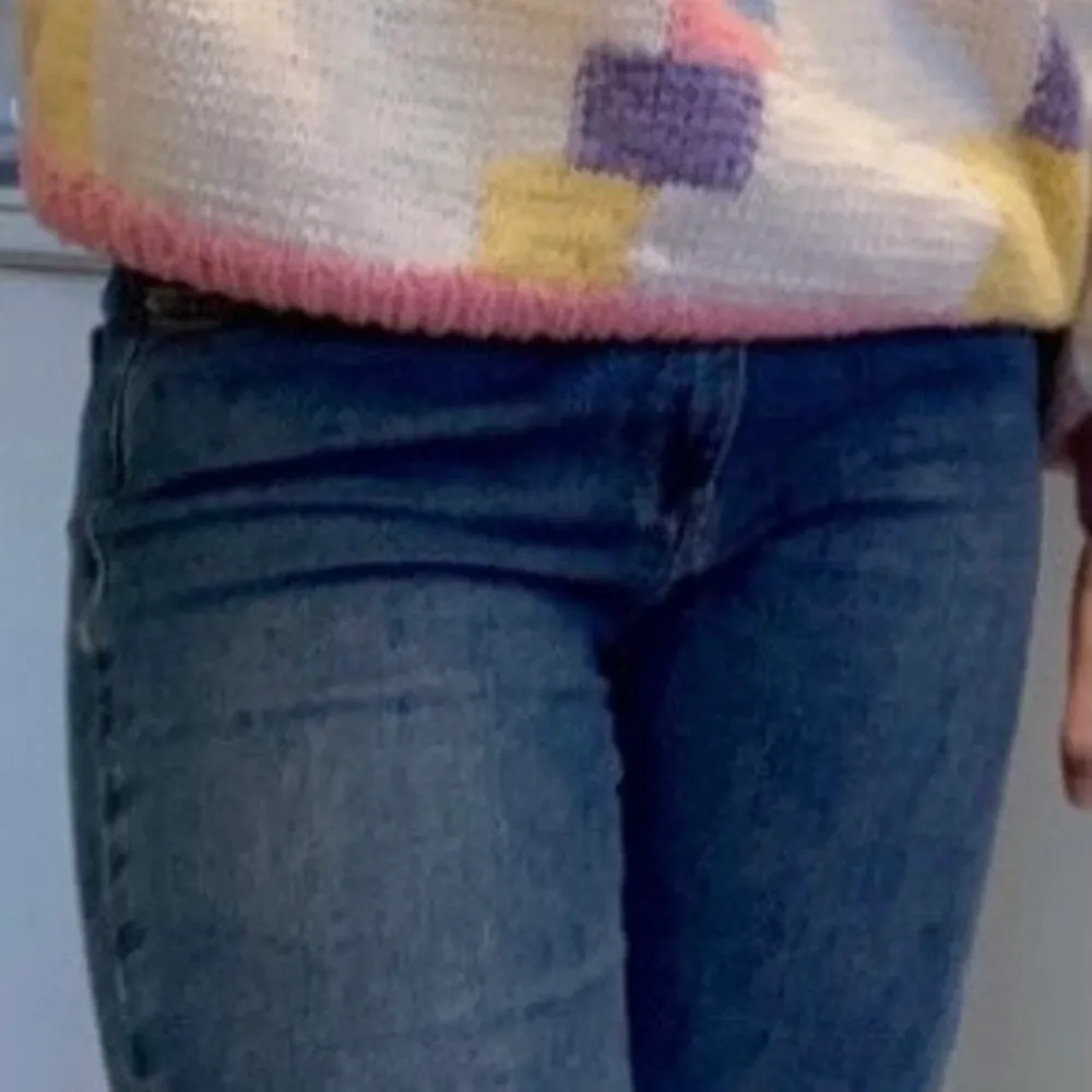 Mom jeans från märket Wera💕 Köpta hösten 2019 för 600 kr, men nästan oanvända😊 Säljer då de har blivit alldeles för korta på mig som är 170 med 110 cm ben(utsida ben)💕 . Jeans & Byxor.