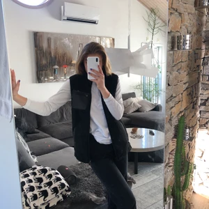 Fluffig väst - Väst från lager 157, jätte härligt material och den är vindstoppande så håller värmen. Storlek xs men skulle absolut säga att den passar S/M. Köparen står för frakten!! 