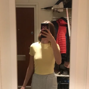 Tshirt från hm - Fin, gul tshirt från hm, jätte bra sick ❤️