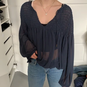 Blus från Hunkydory - Lite genomskinlig blus från Hunkydory. Storlek medium. Pris 150 kronor.