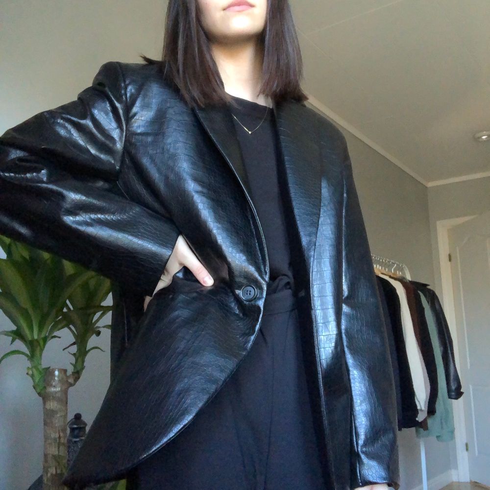 Min snake skin lĂ€derimitations blazer frĂ„n weekday Ă€r för stor pĂ„ mig och jag funderar pĂ„ att köpa en storlek mindre. Ăr nĂ„gon intresserad av att köpa, alternativt byta deras i storlek 36? đ€ den Ă€r aldrig anvĂ€nd!. Jackor.