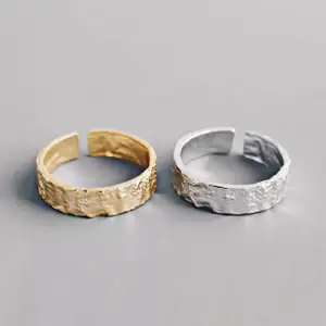 Har två av dessa guldiga sterling silver ringar! Helt nya! 