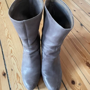 Ecco stövletter i grått läder - Tidlösa ecco stövletter, strl 38. Bekväma trots klackhöjd på ca 8-9 cm. Passar perfekt till alla klännings- och kjollängder samt smala byxor. Lite slitage vid tåspets men på det hela gott skick, inklusive sulor och klackar, se närbild. 