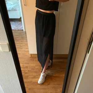 Lång chiffongkjol H&M strl 36 - Sparsamt använd, köpt tre år sen. En lång kjol i skir chiffong. Kjolen har hög midja med resår samt hög slits i sidorna. Kort innerkjol i trikå!🖤 