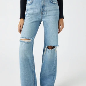 Jeans - Jeans från Pull&Bear, storlek 32💙 använda fåtal gånger! Går ner till marken på mig som är ca 160 cm!