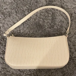 Väska - Jättefin krämvit väska ifrån HM , använd fåtal gånger men har inga skador❤️60kr+frakt, köpt för 149kr