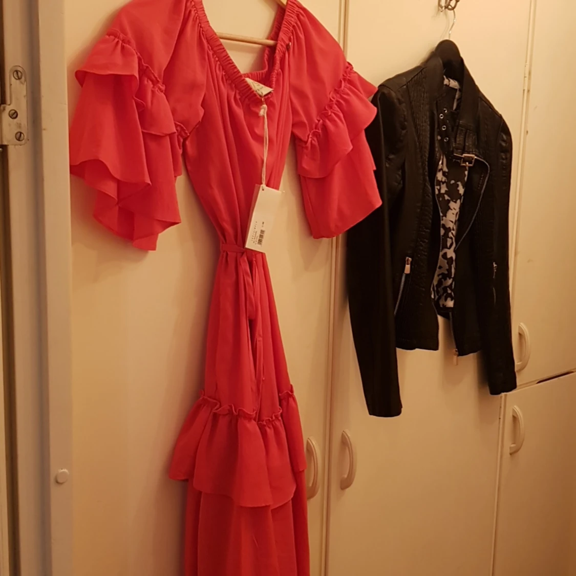 Ny klänning med prislapp. Nypris 1300kr - 90