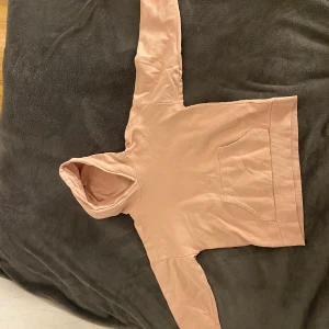 Ljusrosa Hoodie från Lindex storlek är 158/164 på mig passar den också som xs  - Har använt den 1/2 gånger sen har jag glömt bort den och har vuxit ur den 