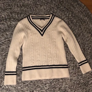 Stickad tröja - Skit snygg Filippa K stickad tröja som passar typ S! Vit med svarta detaljer❤️! Mysig och bra kvalite och inte så använd❤️. Frakt tillkommer!🚚