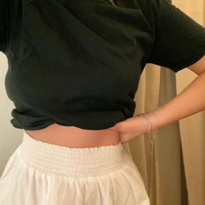 Mörkgrön T-shirt ifrån weekday! - Mörkgrön T-shirt ifrån weekday. Är egentligen inte så kort som på bilden ovan utan är en vanlig T-shirt längd. Skriv för fler bilder 🤎 köparen står för frakt!