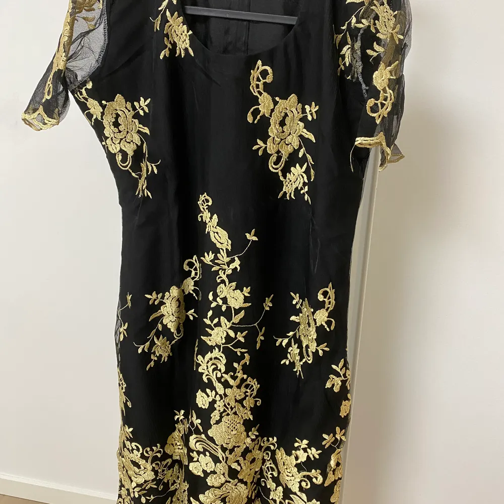 Jättebra svart med gul blommor oanvänd designer klänning, lång 40, storlek 40.. Klänningar.